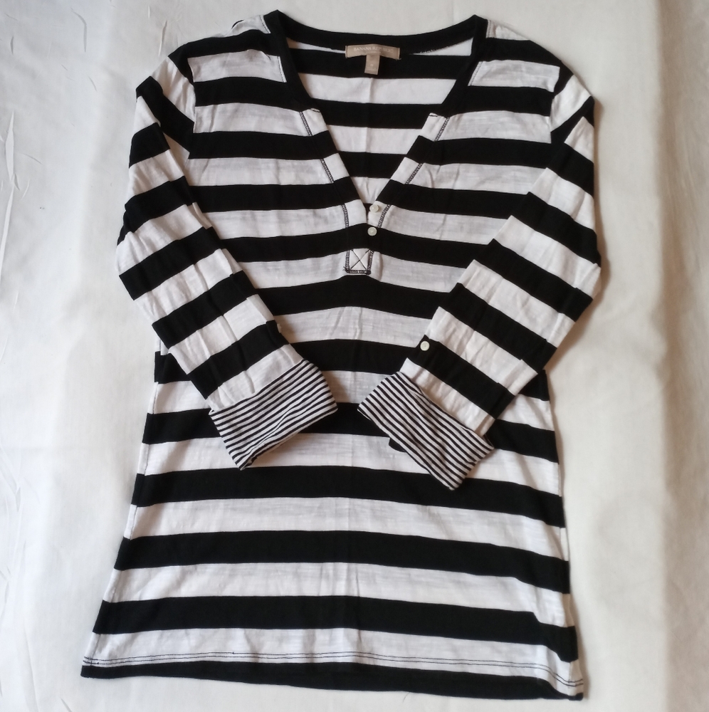 Women's Banana Republic Button Up V-Neck Blouse